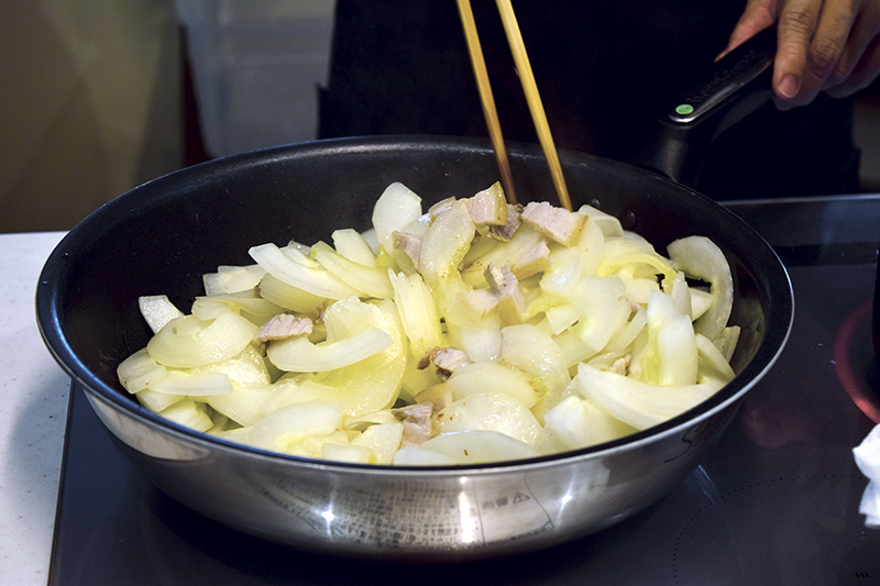モーウイに透明感が出て軟らかくなったら塩を加え、しょうゆを鍋肌で焼いて絡ませる＝写真。全体を混ぜて、塩としょうゆの味が浸透するまで煮込めばできあがり。