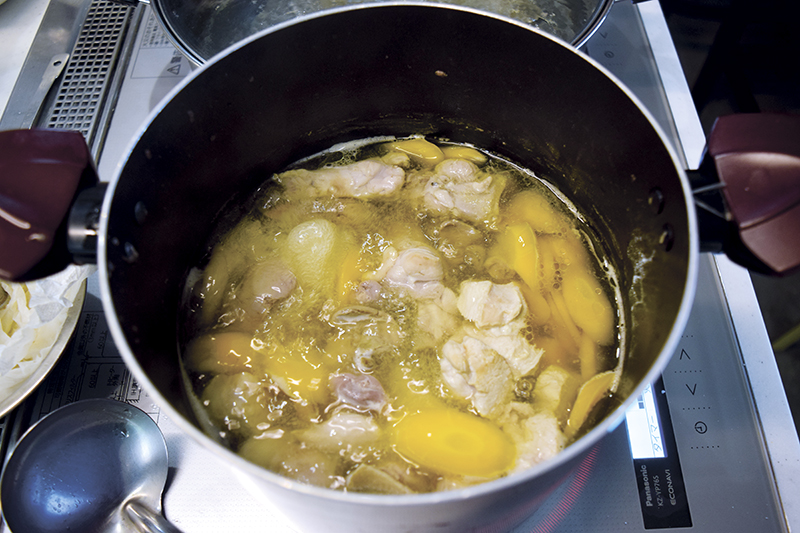 鶏肉が軟らかくなったら＝写真、塩、しょうゆを加えて味を調える。器に盛り付ける直前に青ネギを入れる。おろしショウガを加えても良い。