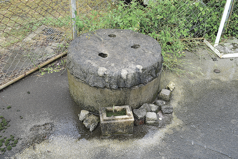 井戸「ユンヌカー」。かつてはくぼ地の底にあったが、今は埋められ現在の形に