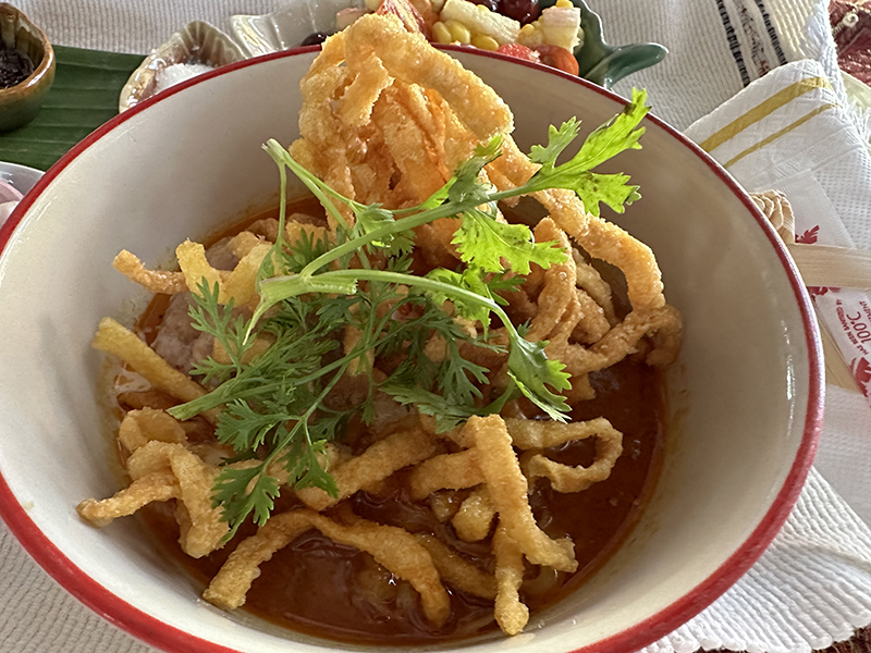 伝統料理「カオソーイ」はカレースープに麺が入っている