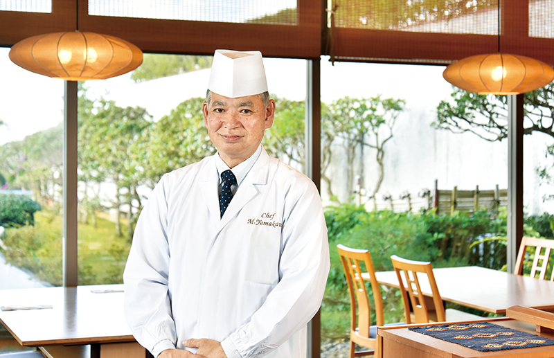 「窓から緑豊かな和風の庭園を眺めながら本格和食が楽しめます」と説明する「日本料理　富士」の料理長、山川宗広さん