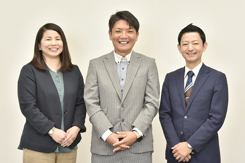 Ryukyu Tailor代表の平山靖さん（中央）と共同経営者でテーラーの川上太一さん（右）と谷口智保さん。ともにファイナンシャル・コンサルタントとして働く仲間でもある