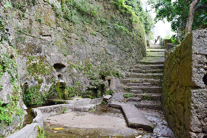 井泉「宝口樋川」。背後の壁は大小の琉球石灰岩を使って頑丈に造られている