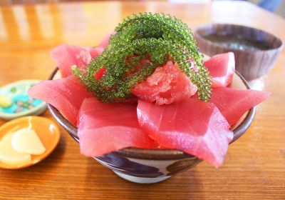 ［グルメな“お店”紹介］県産生マグロ尽くしの丼｜県産生まぐろ丼専門店 つなや食堂｜南城市知念