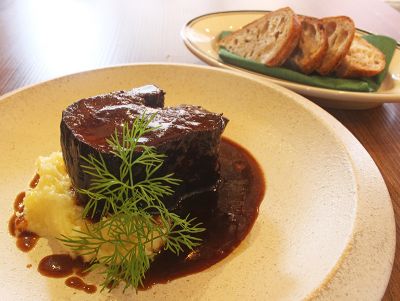 ［グルメな“お店”紹介］オススメは、箸で切れるほど軟らかな「牛タンの赤ワイン煮込み」　ボトルワインは100種類を用意　沖縄・宜野湾市の「二階のワイン食堂 ばんさん」