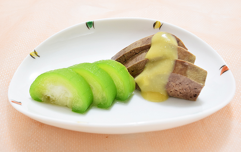 栄養豊富な豚レバーにへちま 酢みそでさっぱりいただく「ナーベーラーとチムの酢みそかけ」｜ごちそうレシピ
