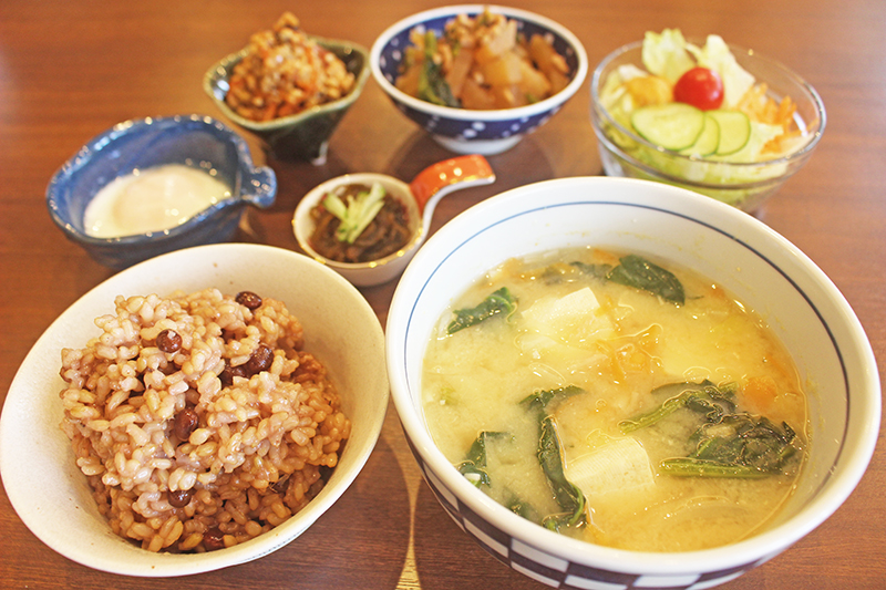 ［グルメな“お店”紹介］手作りの優しい味わいが人気　ヘルシーな発酵酵素玄米とみそ汁のランチ｜Plus think Cafe（プラスシンクカフェ）