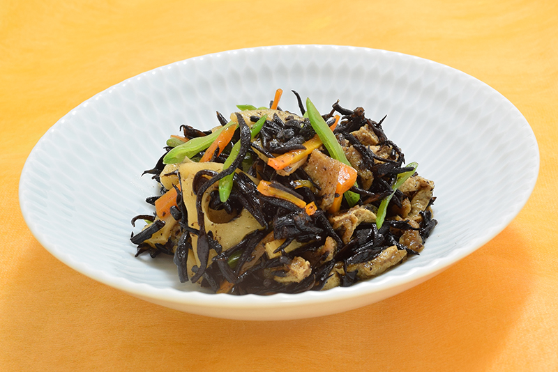 ［ごちそうレシピ］煮汁を吸った油揚げがアクセント「ヒジキとレンコンの炒め煮」