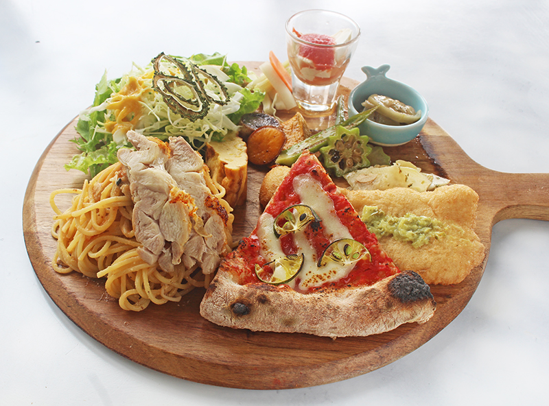 ［グルメな“お店”紹介］やんばるの森に囲まれて、地元野菜たっぷりのランチを楽しむ　沖縄・名護市の「Caffe & Bar SoH」