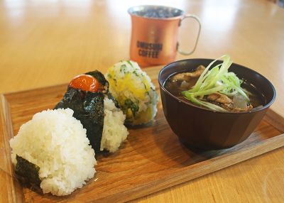 OMUSUBI COFFEE（オムスビコーヒー）｜南風原町津嘉山